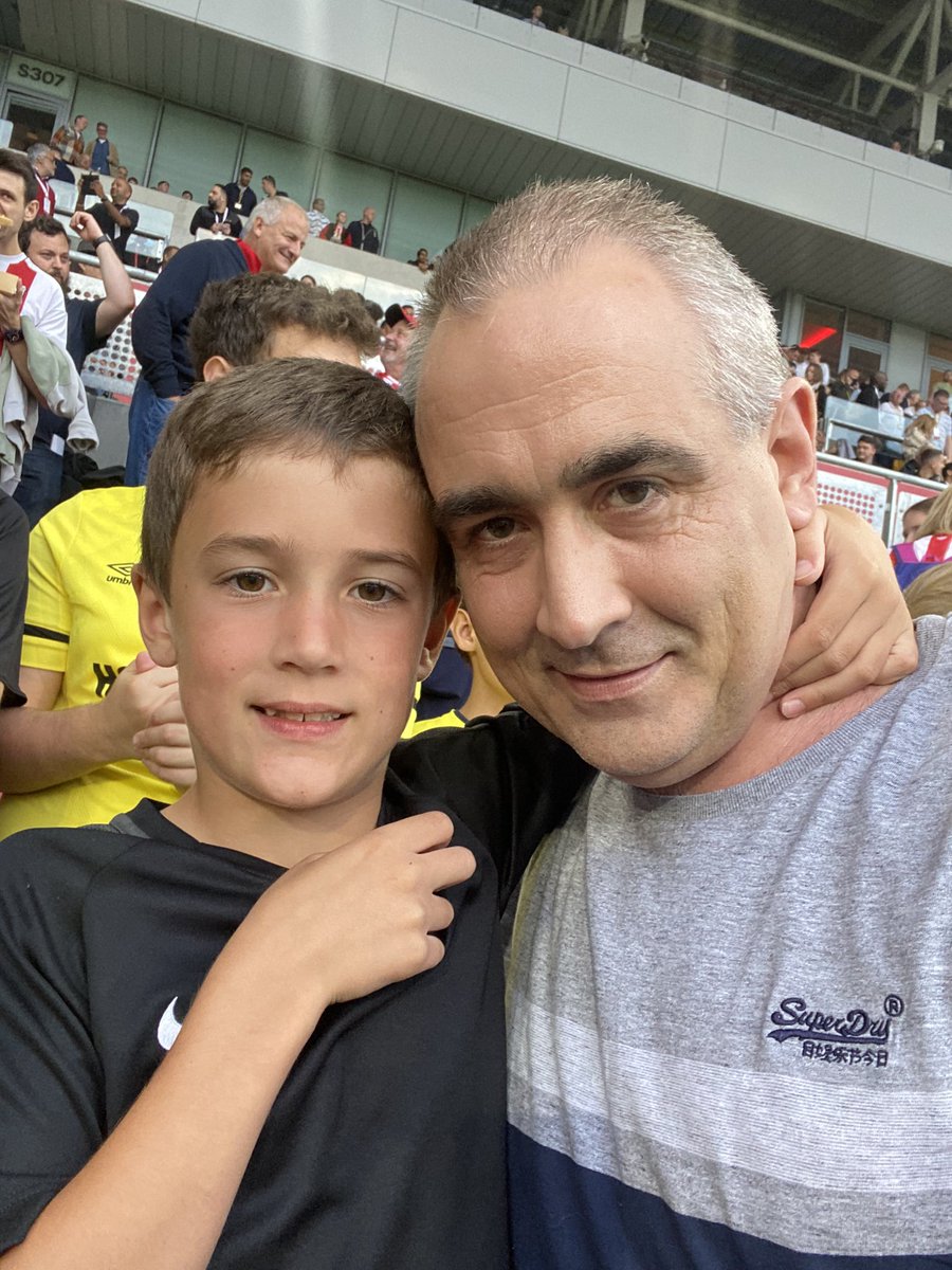 DanPowell1976's tweet photo. What an amazing start to the Premier league, excellent day from start to finish and what a performance - memories that will stay with me for a lifetime 🐝🐝🐝 https://t.co/OYaO8mh1Nq