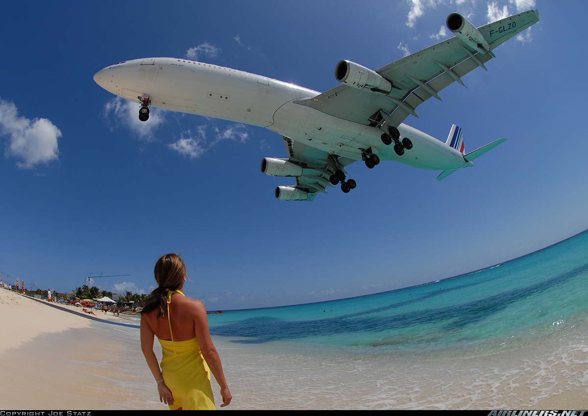На самолете на море россия. Самолет над пляжем. Самолет над морем. Самолеты пляжные над морем. Пляж над которым садятся самолеты.