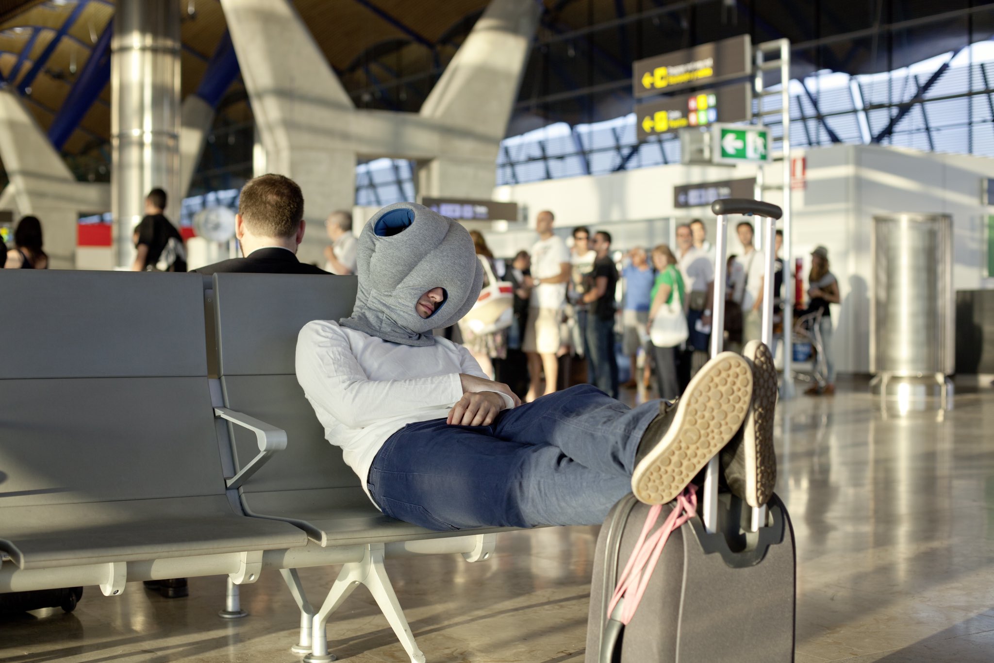 ☆ 大人気仮眠グッズ 未開封 OSTRICH PILLOW/オーストリッチピロー