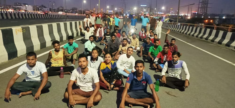 Rahul_00196677's tweet photo. सरफ़रोशी की तमन्ना,अब हमारे दिल में है।
देखना है ज़ोर कितना,बाज़ू-ए-क़ातिल में है।
है लिए हथियार दुश्मन ताक में बैठा उधर,और हम तैयार हैं सीना लिए अपना इधर
ख़ून से खेलेंगे होली अगर वतन मुश्क़िल में है।
सरफ़रोशी की तमन्नाअब हमारे दिल में है। 🇮🇳🤝💪🏻👨🏻‍✈️👩🏻‍✈️
#SSCGD2018 
@AmitShah https://t.co/CoV5xalu13
