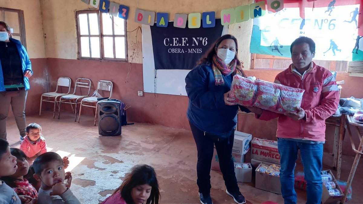 DirEducFIsica's tweet photo. Hoy los profes del @CefN6 visitaron, como todos los años, para celebrar el Dia del Niño el Aula satélite de la escuela 805 de la  Comunidad Santa Ana Poty.
@9f695Kage6389 @HoracioNacke @noelialeyria @CGEMisiones @jalbertogalarza @MinDepMisiones https://t.co/T6Xkb2C4xL