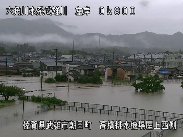 rnashiroyuki's tweet photo. 六角川の氾濫非常に危険な状況。もう避難も困難なので2階以上に避難しましょう。 https://t.co/6RhYxXRaJ1