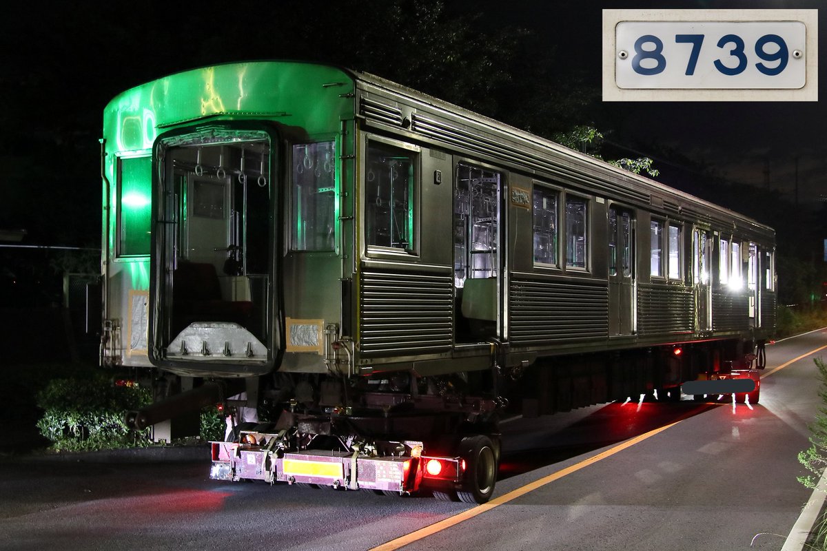 Tokuchan4698606's tweet photo. 2021年8月10日(火)
東急8500系8628F
解体に伴う廃車陸送
第5回目の廃車陸送です。
デハ8628(1号車)・デハ8739(2号車)が搬出されました。
今回で全10両の搬出が完了。
8628F、本当にお疲れ様でした。
今までありがとう!さようなら!
#東急8500系
#8628F https://t.co/qvxDLF7chG