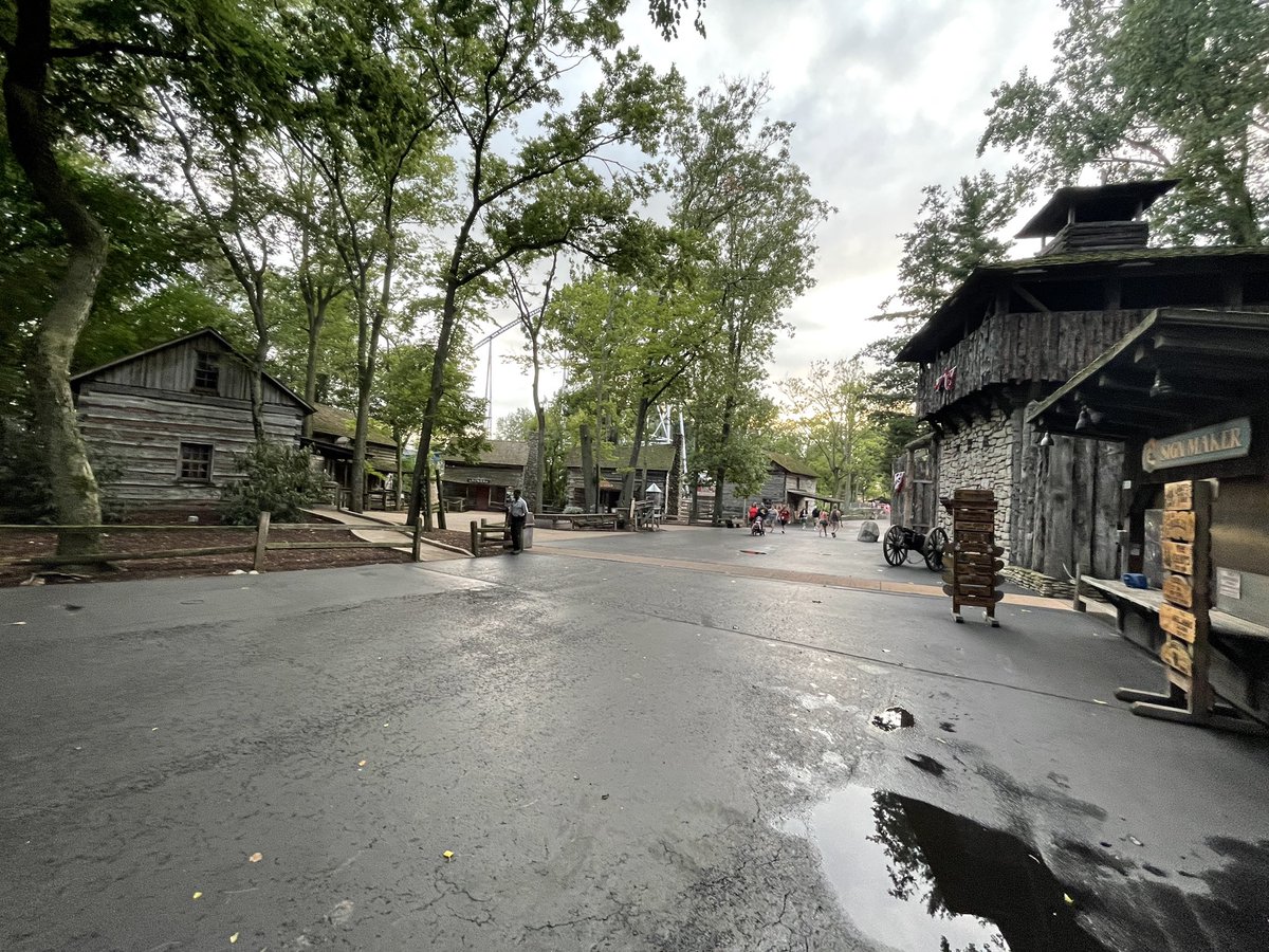 FUNFoodBlog's tweet image. This area is sacred and should never have a ride. Prove me wrong. #CedarPoint