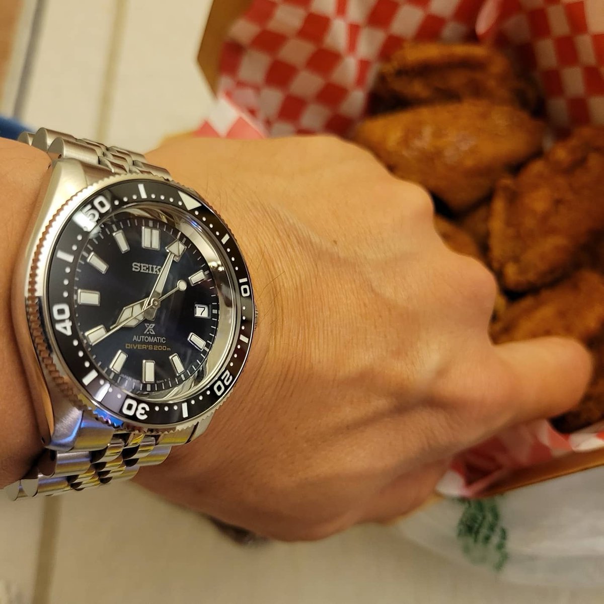 Strapcode's tweet photo. #📷 @atrixmike 👈 Thanks! #Repost #strapcodefeaturing ⌚Band ref : https://t.co/CfJuyYlT7x @strapcode #strapcodewatchbands
Got some wings from Vons on #seikosaturday
#seikofansclub #seiko #spb149 #mm200 #watchbands https://t.co/u0h6p96Ke3 https://t.co/VLKw9USKtL