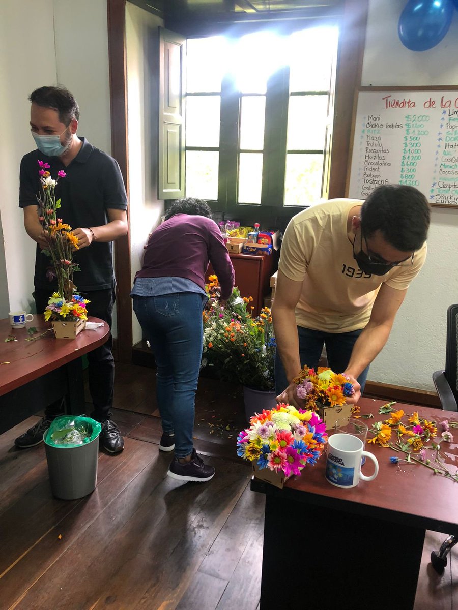JJRicov's tweet photo. Trabajo en equipo hasta para recibir la #FeriadeFlores2021
#SEM #OCEM🥇 https://t.co/62rhImODpA