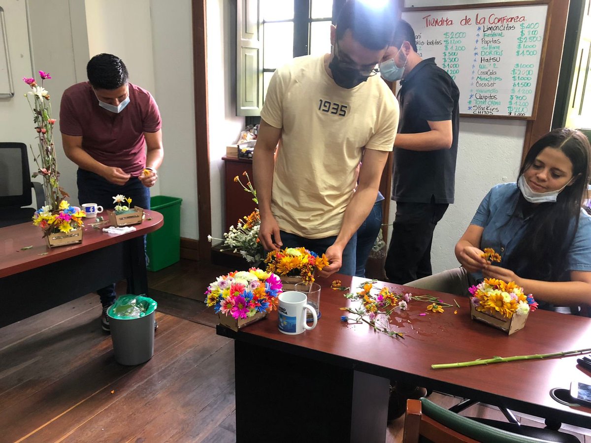 JJRicov's tweet photo. Trabajo en equipo hasta para recibir la #FeriadeFlores2021
#SEM #OCEM🥇 https://t.co/62rhImODpA