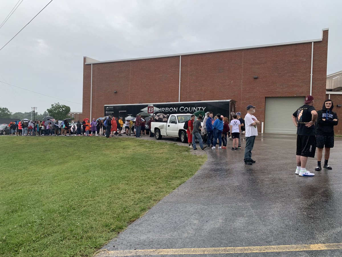 We’re moving towards a 1.5 hour weather delay here in Paris as we wait for the ‘Backyard Brawl’ between the Greyhounds &amp; Bourbon County to start. 

At last check, both teams haven’t even taken the field due to lightning ⛈ <a href="/LEX18News/">LEX 18 News</a> #Kentucky | #HSFB | #football
