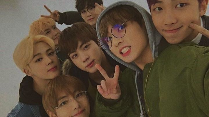 HestyRakhma's tweet photo. Mungkin dulu awal stan BTS cuman suka JK tapi semakin kesini aku kalo ga bisa bagi sayang aku buat ketujuhnya rasanya ga adil banget, mereka itu satu kesatuan bahkan jika salah satu pilar ga ada sebuah rumah dapat hancur saat itu juga🥺
#BTS 
#ARMY 
#BTSARMYHISTORY https://t.co/NxHSPaL1BR