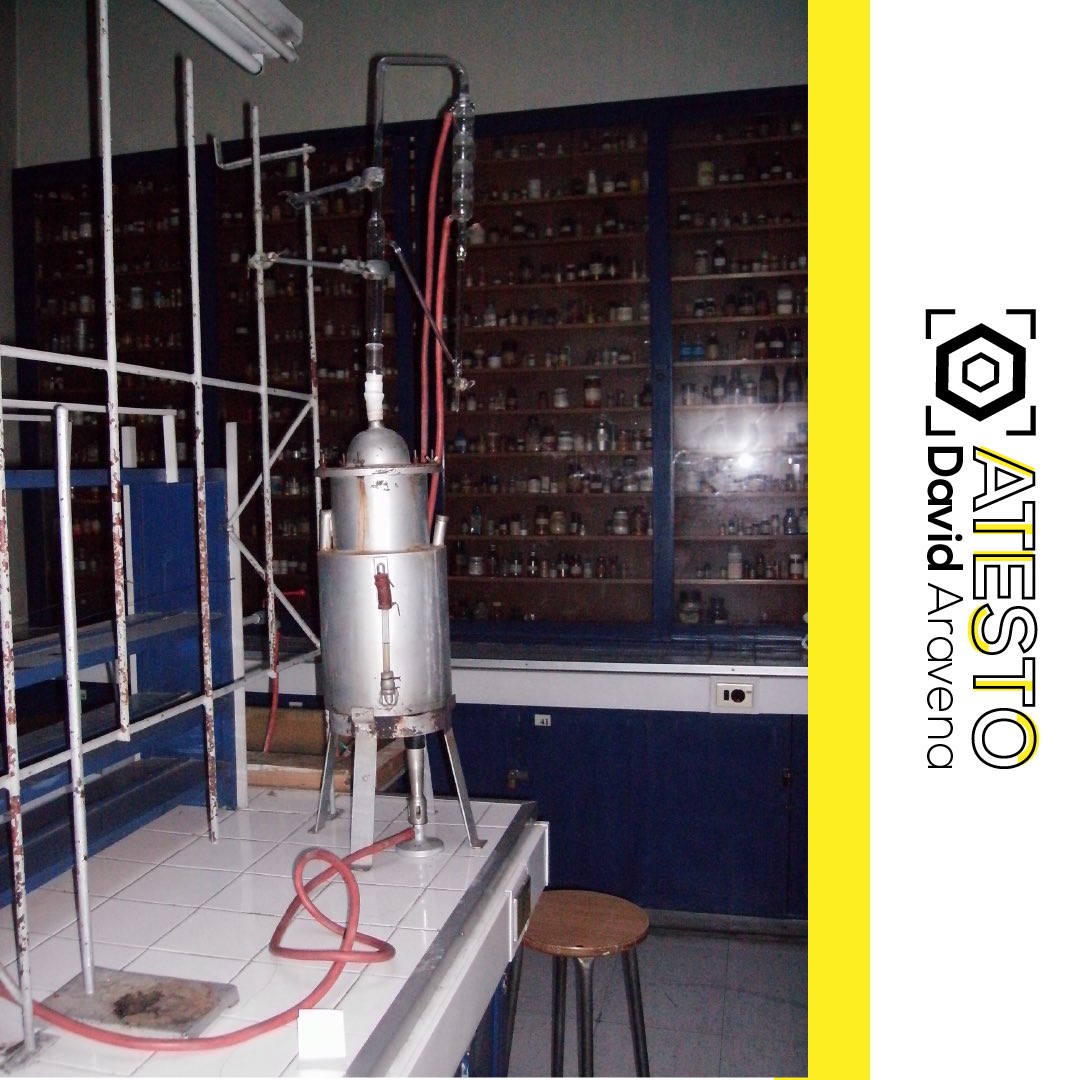 MuseoQuimfarm's tweet photo. #atesto 
[Título] Destilador de esencia (alambique)
[Fecha] 2005
[Autor] David Aravena Vidal
@QuimicaUdeChile @sisibuchile @stgocultural @eligecultura
***
#fotografía #Photography #exposición #escuela #mesdelafotografía #vicuñamackenna20 #laboratorio #destilador #esencia https://t.co/Kmd7ysdQww