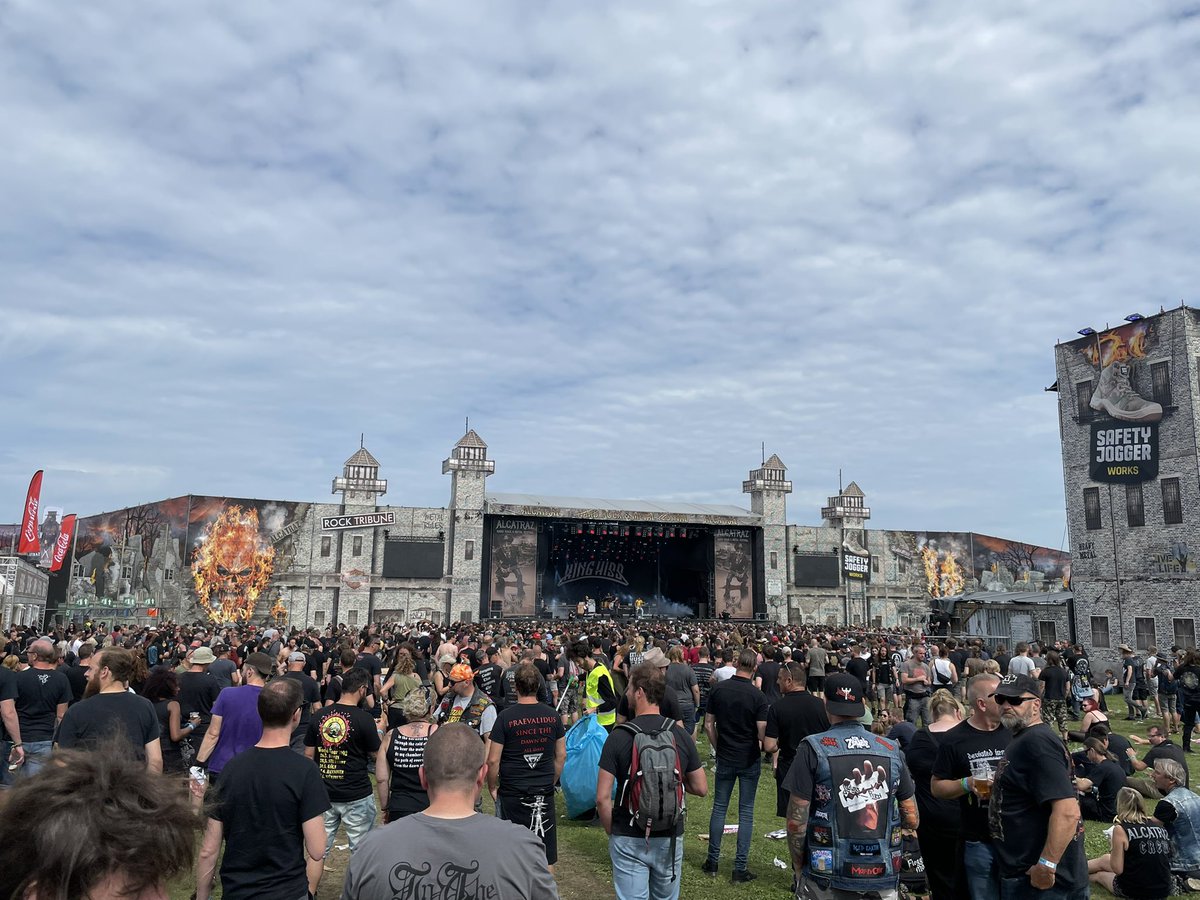 nwalrave's tweet photo. It's really weird for about 5 minutes but then it feels so... normal 🖤thanks @tarjaofficial @UnleashArchers @Epica #ALCATRAZ21 https://t.co/quR7qVsuq9