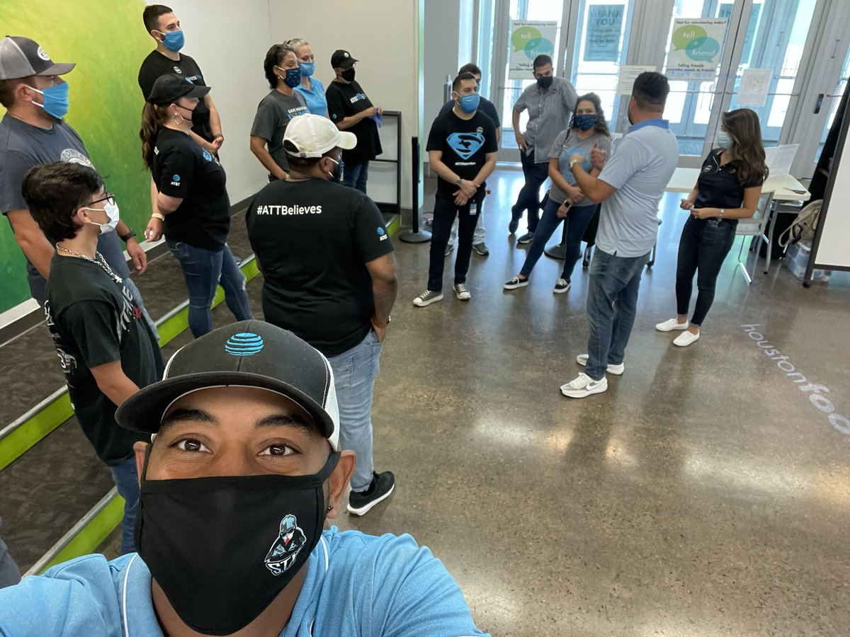 OxyGENHTX's tweet photo. #Houstonfoodbank #oxyGEN #TeamWorkDreamsWork https://t.co/sMBR8SPmm4