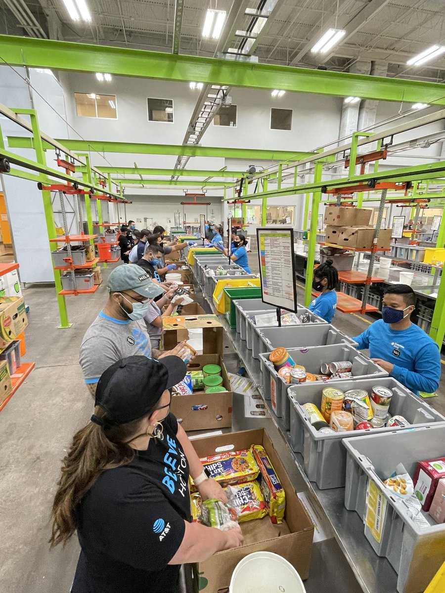 OxyGENHTX's tweet photo. #Houstonfoodbank #oxyGEN #TeamWorkDreamsWork https://t.co/7juOJXaf9k