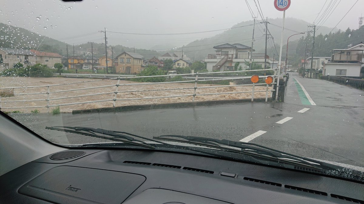 kakuzato12's tweet photo. 広島市安佐北区白木町志和口駅前 三篠川 柏木橋の現在状況。

もう持たん。 https://t.co/miXN79Kw9E