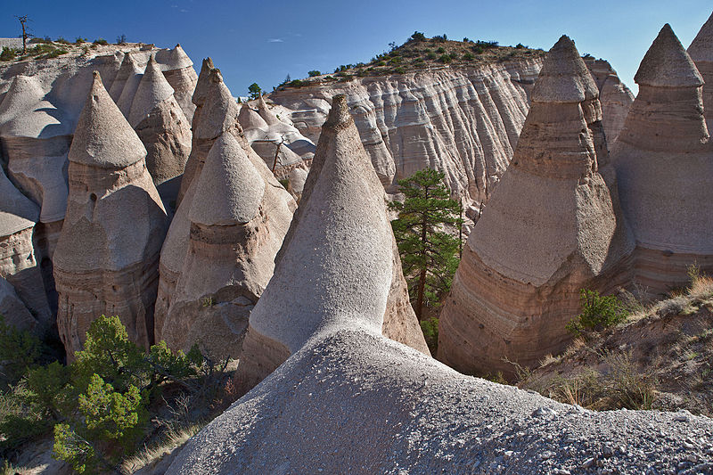 faria_manuel's tweet photo. Monumento Nacional Kasha-Katuwe Tent Rocks en Nuevo México. Las formaciones rocosas en forma de cono son el producto de erupciones volcánicas que ocurrieron hace 6 a 7 millones de años y dejaron depósitos de piedra pómez, ceniza y toba de más de 300 m de espesor
#UniVe #Paisajes https://t.co/O22MB7Qh75
