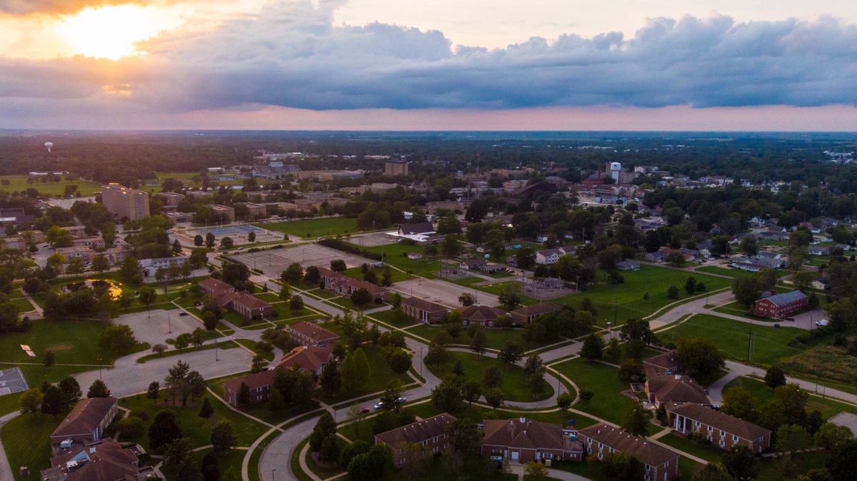 eiu's tweet photo. Campus is ready for move-in, are you? #EIUMoveIn #EIU #Sunset https://t.co/543QDhHF47