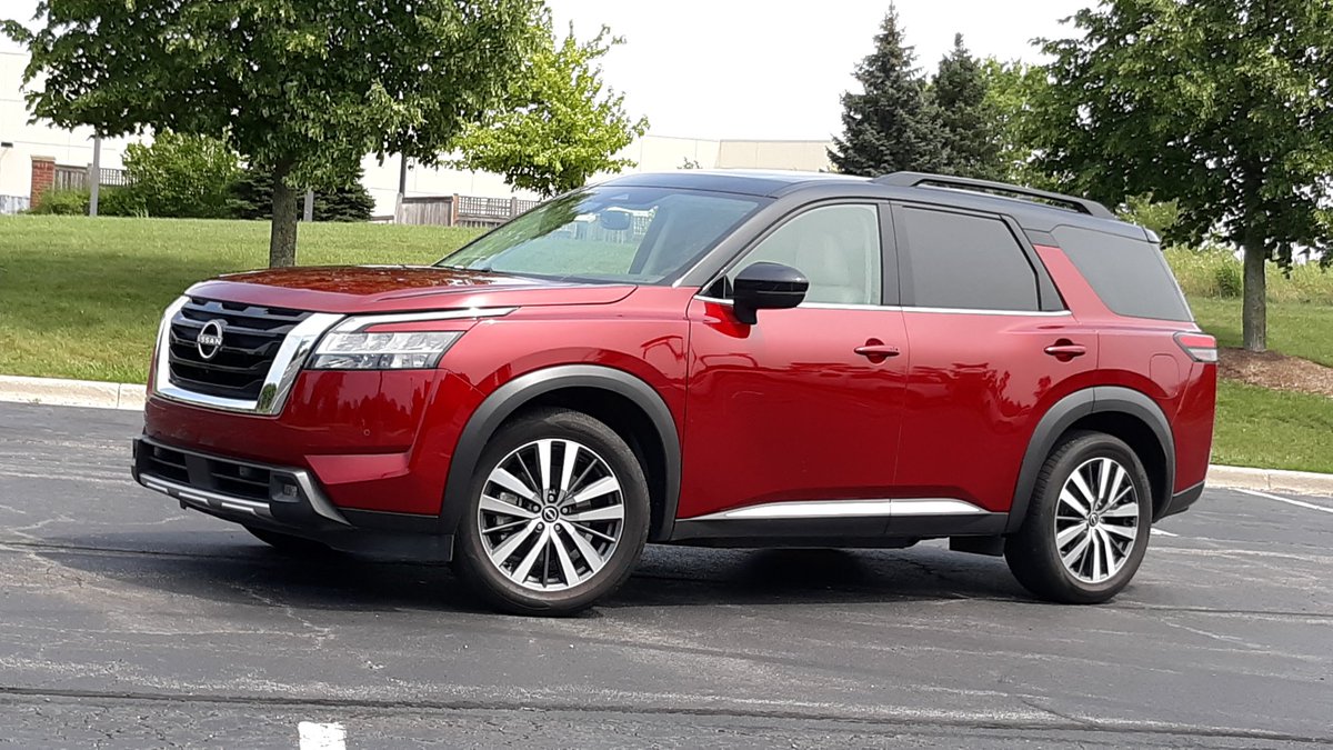 CarGuyRick1's tweet photo. The @NissanUSA Pathfinder takes on a blockier, more aggresive appearance in its 2022 redesign, and ups its seating capacity from 7 to 8. #MAMAsummerdrive https://t.co/ezNXUDUk9h
