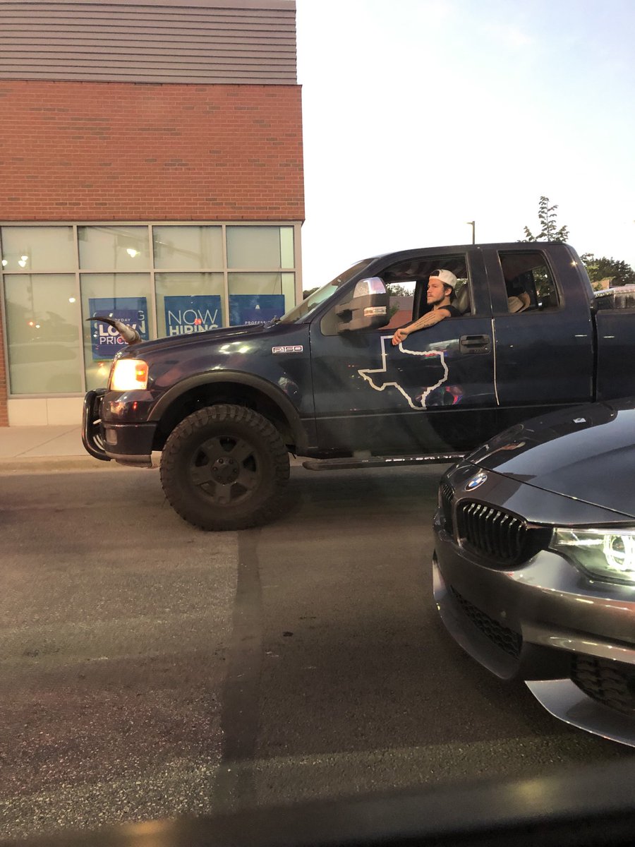 Colonel_Rat's tweet image. Who wants to tell him that he’s in Chicago?