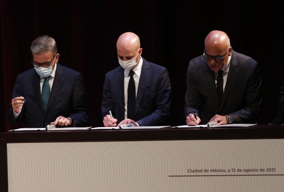 NicolasMaduro's tweet photo. Saludamos la firma del Memorándum de entendimiento alcanzado entre el Gobierno de la República Bolivariana de Venezuela y la Plataforma Unitaria de la Oposición. Agradecemos a México y Noruega, sus esfuerzos por la Paz del pueblo venezolano #LoLogramosEnMéxico https://t.co/wjsCkP7Crs