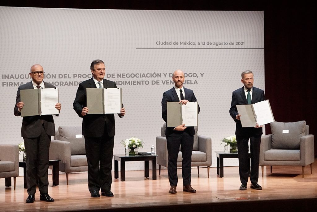 NicolasMaduro's tweet photo. Saludamos la firma del Memorándum de entendimiento alcanzado entre el Gobierno de la República Bolivariana de Venezuela y la Plataforma Unitaria de la Oposición. Agradecemos a México y Noruega, sus esfuerzos por la Paz del pueblo venezolano #LoLogramosEnMéxico https://t.co/wjsCkP7Crs