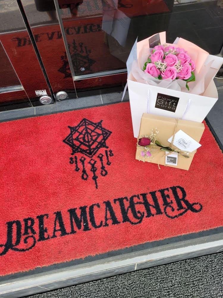 flowergiftkorea's tweet photo. Here our latest delivery gifts to one of the talented girl groups the Dreamcatcher (드림캐쳐). It consists of 7 members: JiU, SuA, Siyeon, Handong, Yoohyeon, Dami, and Gahyeon.
They are currently under Dreamcatcher Company.
#flowergiftkorea
#korea #seoul #flower #yangjae https://t.co/fjPOUcoRUZ