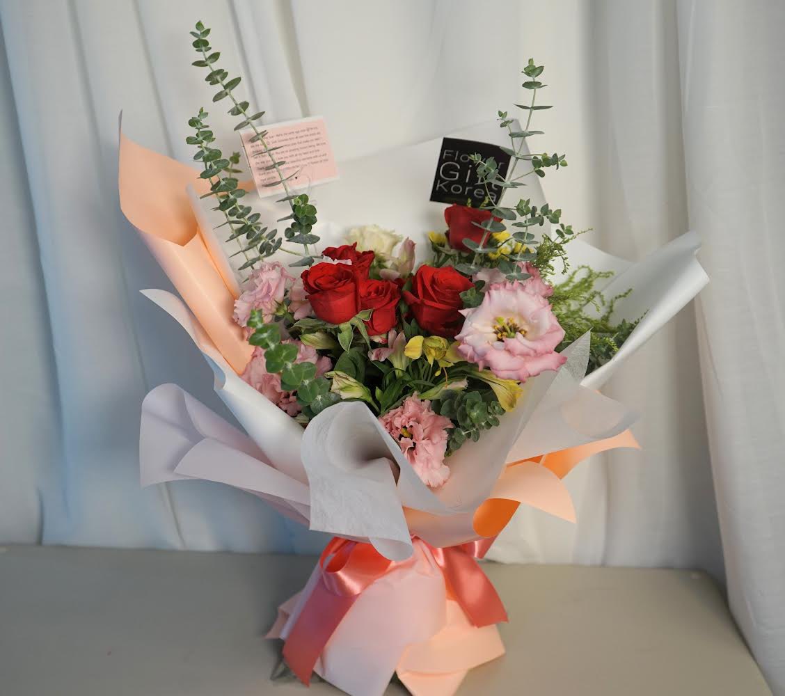 flowergiftkorea's tweet photo. Here our latest delivery gifts to one of the talented girl groups the Dreamcatcher (드림캐쳐). It consists of 7 members: JiU, SuA, Siyeon, Handong, Yoohyeon, Dami, and Gahyeon.
They are currently under Dreamcatcher Company.
#flowergiftkorea
#korea #seoul #flower #yangjae https://t.co/fjPOUcoRUZ
