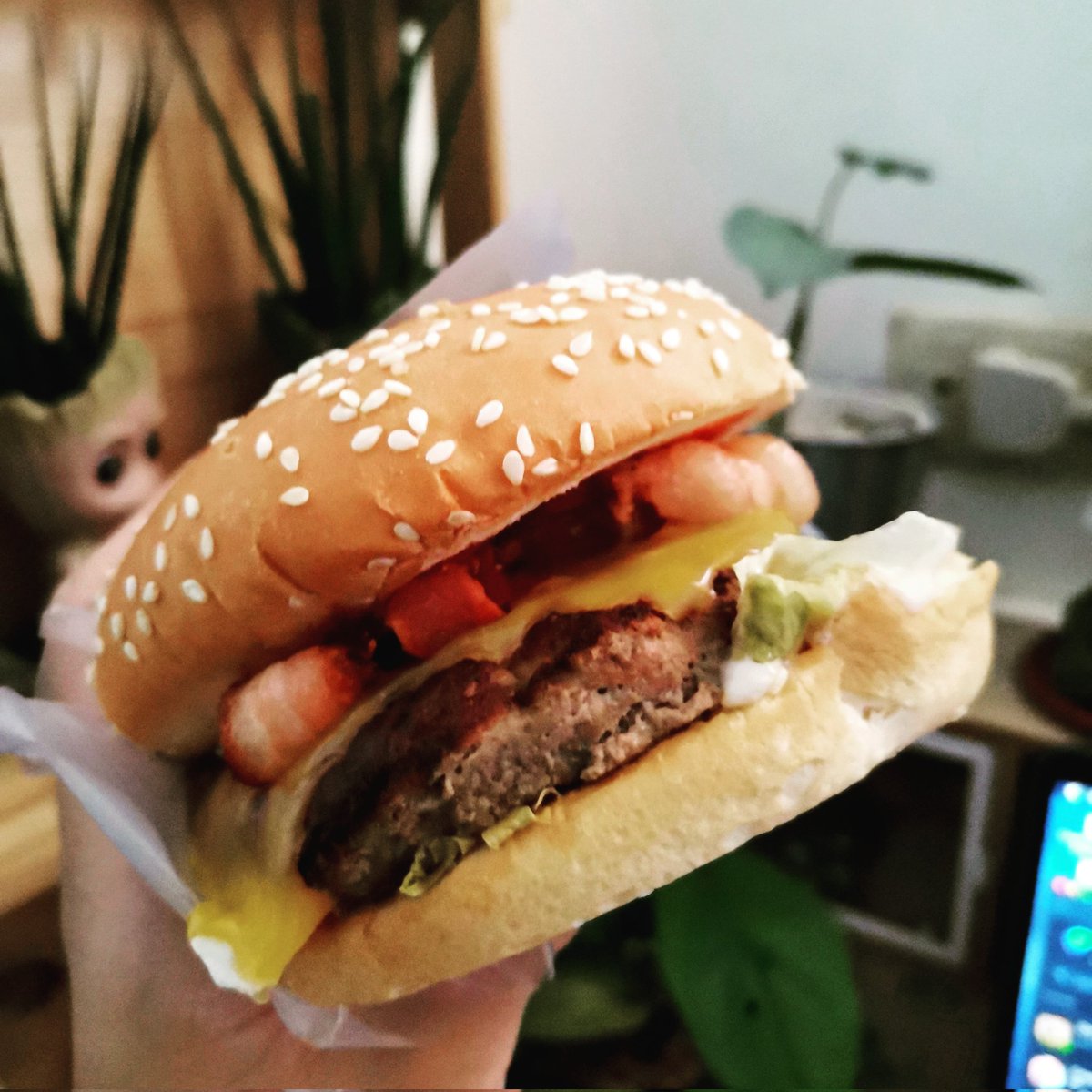 iamn33n33's tweet photo. Ang sherep ng @jollibee Bacon Champ! Sana CHAMPion din ako sa ❤️ mo. 😂

#NEEYhugot
#jollibee #champ #jollibeeph https://t.co/dXIiSmmuT0