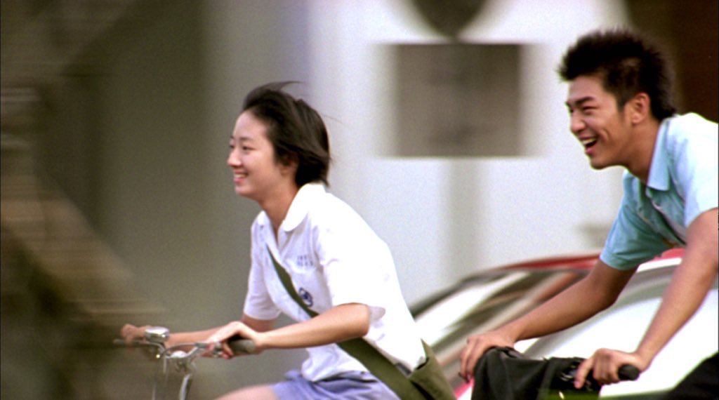 어제 오래 벼르던 영화 <남색대문>을 언론시사회에서 봤고, 아 이 영화 좋다. 계륜미 배우 친구역 때문에 중반까지 너무 괴로웠는데(이런 친구...