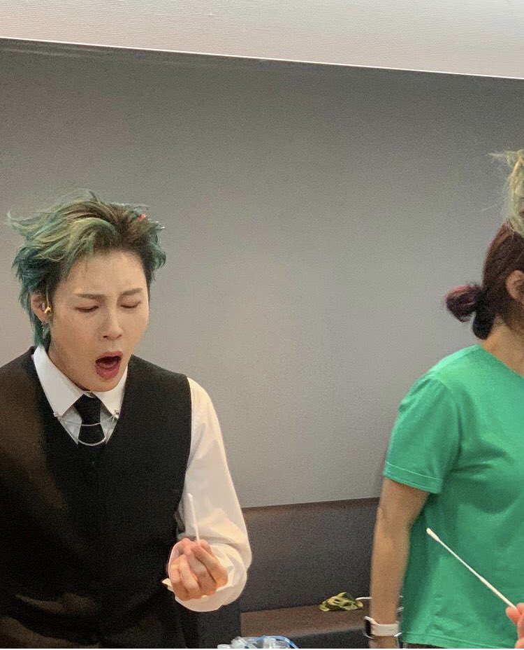 dkdld_0527's tweet photo. 나 아이돌이 코로롱 검사하는거 사진으로 처음 봐 https://t.co/Qpl8GnWdnF