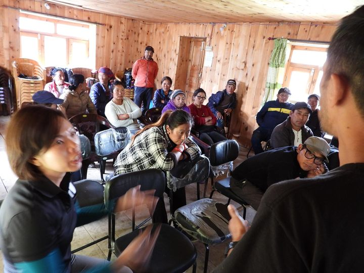 HimalayanMutts's tweet photo. We had great turn outs at our workshops for villagers! We explain distemper and how it affects dogs and wildlife. Dog owners volunteered their dogs for blood tests, and  wanted to know what distemper symptoms looked like and where they could get veterinary help. https://t.co/ggyVh7LVsb