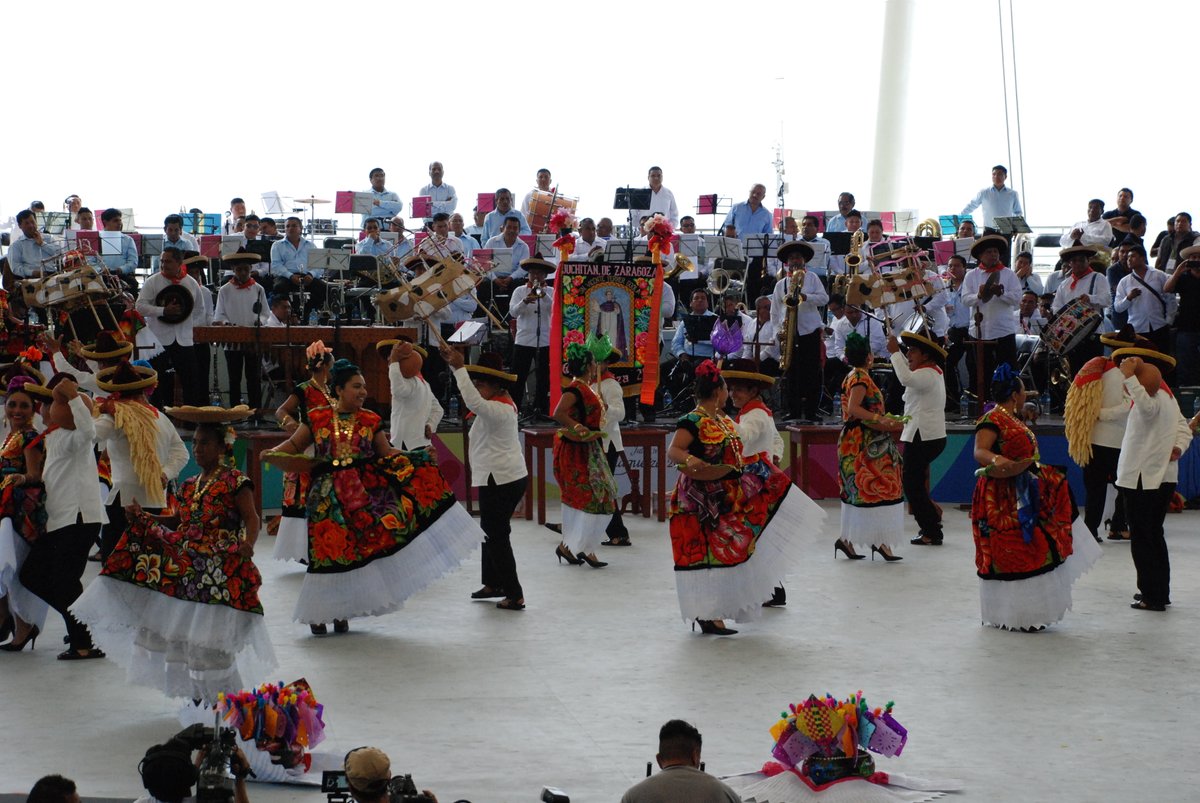 fmtzmx's tweet photo. En realidad, la Conquista y Colonia es un paréntesis en la larga historia de los pueblos originarios y ahora del pueblo mexicano, que lo conformamos 67 pueblos indígenas, otro mestizo, una comunidad afromexicana y varias de inmigrantes. Somos el presente y el futuro de México. https://t.co/5pUccF9Au5