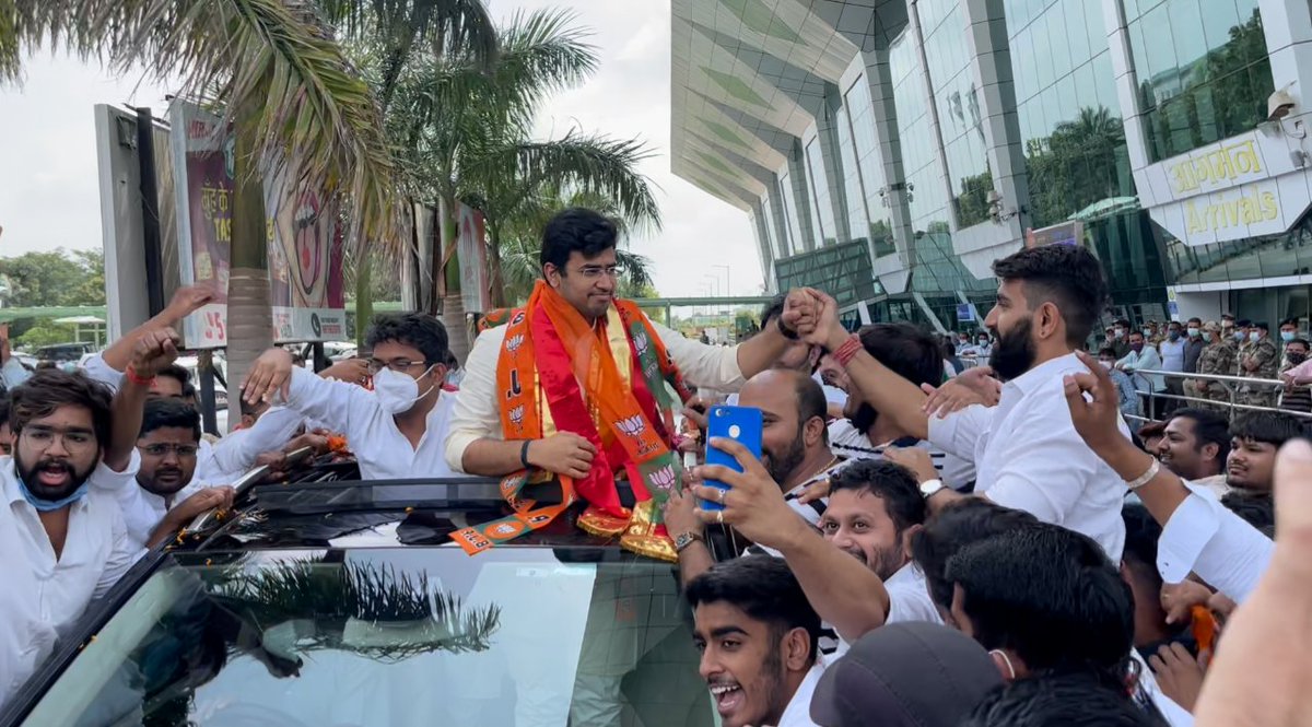 NRS_Rathore's tweet photo. भाजयुमो राष्ट्रीय अध्यक्ष श्री @Tejasvi_Surya जी का उदयपुर एयरपोर्ट पर स्वागत किया गया। इस दौरान भाजयुमो प्रदेश अध्यक्ष श्री @HimanshuSBJYM जी भी मोजूद रहे।
@BJYM @BJYMinRaj @Offtejasvisurya https://t.co/Ty2SfyFfca