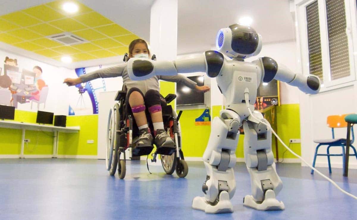 cdevalor's tweet photo. #RSC_D. El conocido @HNParaplejicos de Toledo está experimentando por primera vez la robótica social, concretamente con el robot #Inrobics para niños con lesión medular. https://t.co/R4zpBwF631 https://t.co/3mX9stYT1X