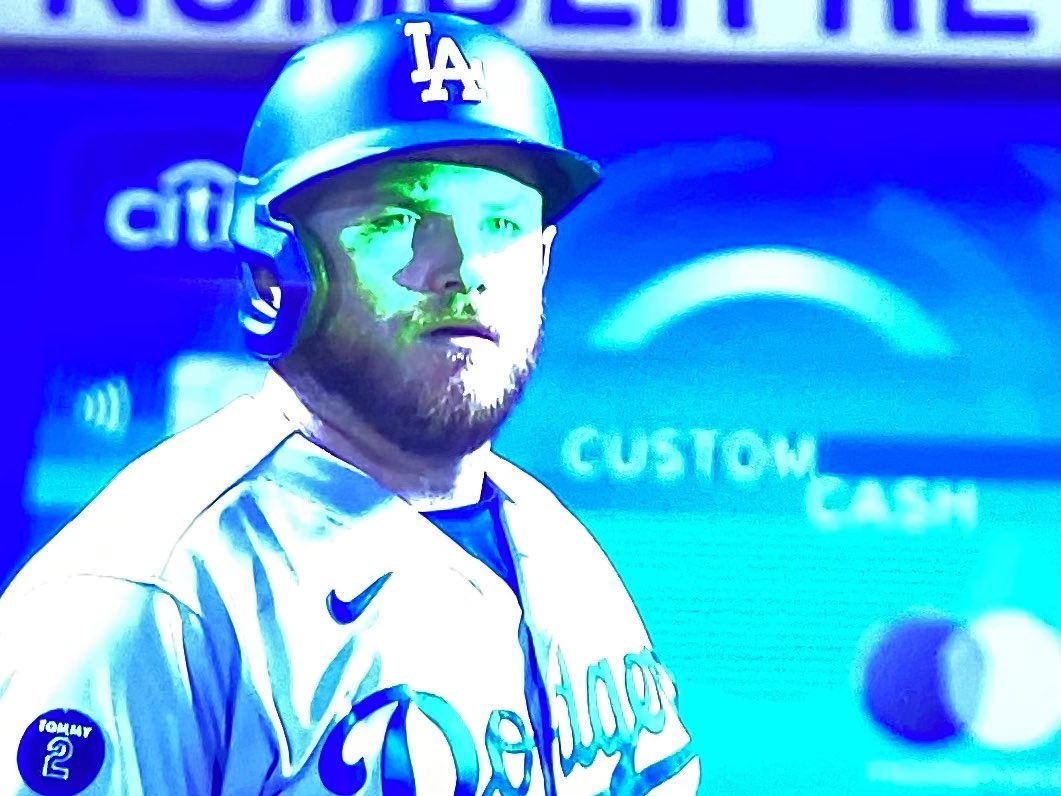 DodgersNation's tweet photo. Laser pointing our players?
Stay classy, NY! https://t.co/clioxR6xPp