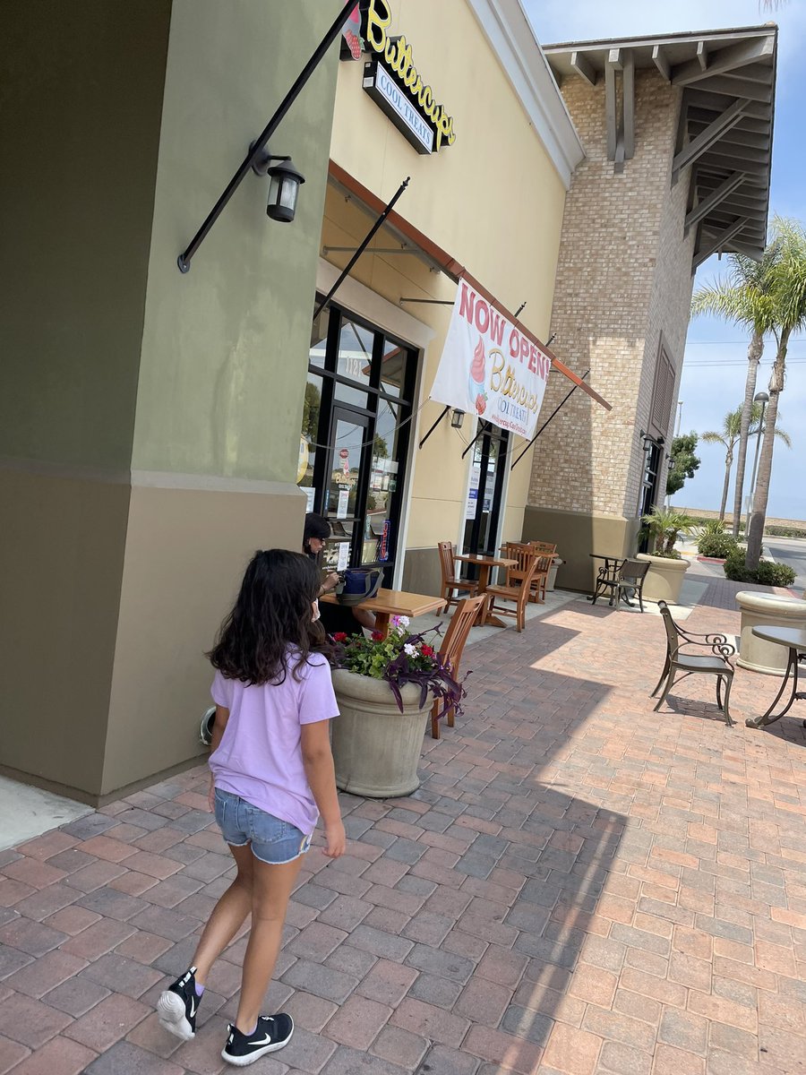 UncleTweets's tweet photo. A trip to #buttercupscooltreats with my ๐ท .
Picked up a #Grape & #RedCream sody pop. ๐ https://t.co/QXCHGliZfa
