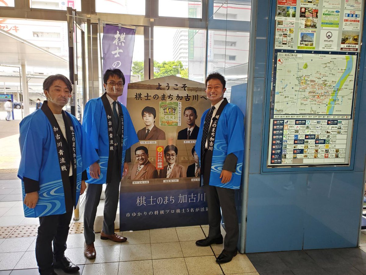 abT_inaba's tweet photo. 今回も昨夜
チームメンバー二人に自作詰め将棋を出題しましたが、
朝の挨拶と共にさくっと解かれてしまいました。
まだ出したい問題があるので、本日も頑張りましょう!
17時より放送開始です

（写真は隠れてますが、船江君の後ろに船江君もいます）
久保利明 https://t.co/ncAyzYIwlM