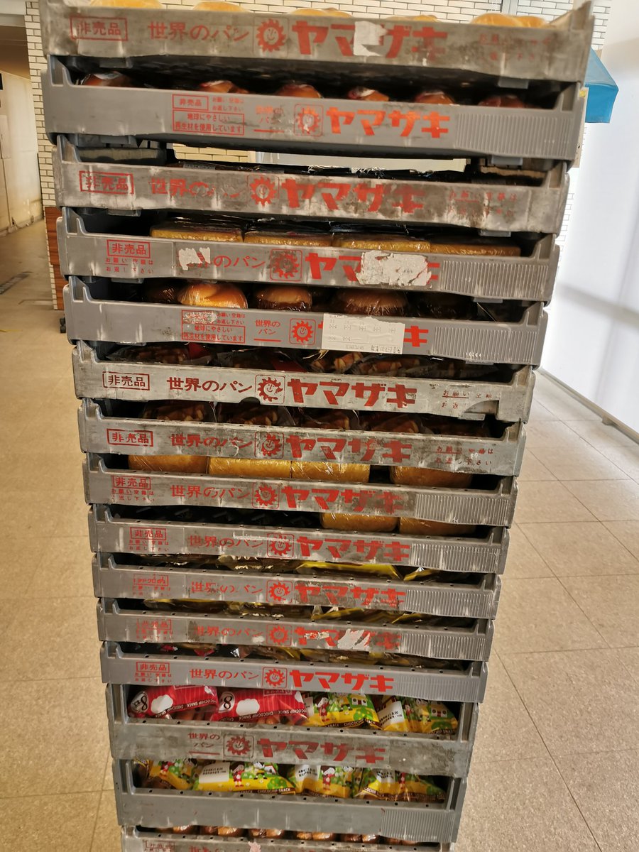 仕事早すぎ 山崎製パンさんから 避難所に早速 そっと 大量の差し入れが ほんと神 さりげない辺りさすがの山パン Togetter