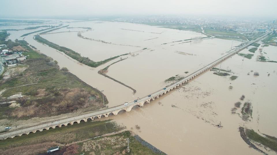 Ne yazık ki 600 yıl önceki vizyon şimdi yok.
Ergene nehri üzerindeki tarihi Uzunköprü, 1270 metre uzunluğunda ve tam 174 kemeri var. 
Peki normal zamanda bu kadar dar akan bir nehre, neden bu kadar uzun ve kemerli bir köprü yapıldı sizce?