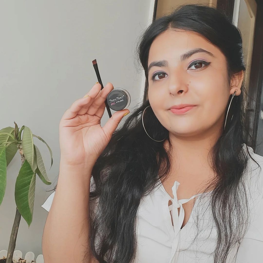 thefabbag's tweet photo. When it doubt, wing it out!
Get eyes on fleek just like @grace.granule with Teen Teen Gel Eyeliner - Rich Black worth 449/- in the #AugustFabBag
Booking link: https://t.co/Mo5NqE4tnz
#FabBag #BeautyBag #BeautySubscription #BeautyDiscovery #BeautyCare #BeautyAddict #Beautygram https://t.co/VL18p8i131