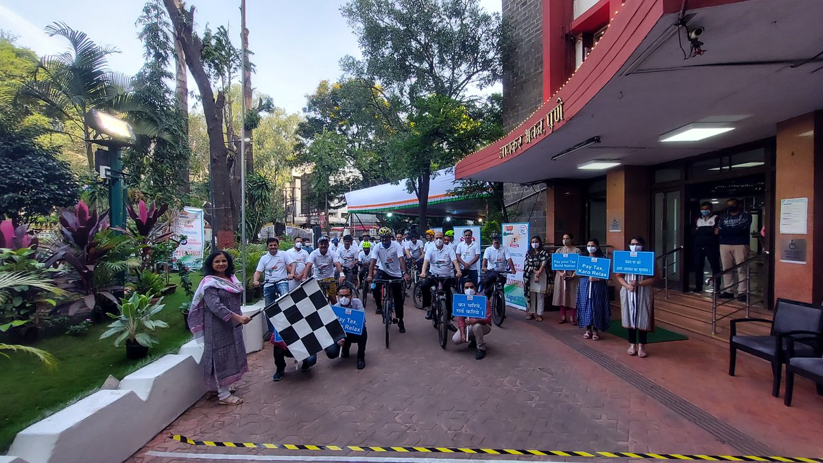 IncomeTaxPune's tweet photo. In the series of programmes under the aegis of 'Azadi ka Amrut Mahotsav', a cyclothon was organised by Ms. Chhavi Anupam, Principal CCIT and Mr. S.K Singh, CCIT, Pune today morning.

Several Employees participated enthusiastically. https://t.co/MFy0iiwb0h