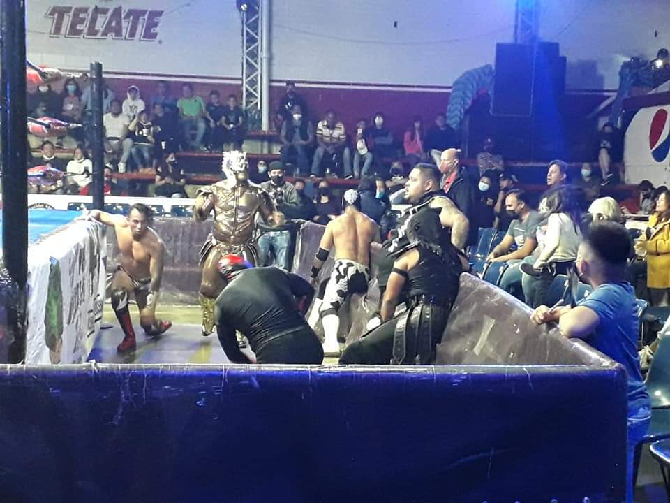 LaTijeraLucha's tweet photo. Triunfo polémico para el contingente #Legend con el talento de #LegendDragon, #PrincipeCondor y #MalaSangre logran vencer por la intervención de #MilitarDeLaMuerte a los representantes de #AAA #NiñoHamburguesa, @parka_negra y la sorpresa de la noches @argeniskaronte...
#latijera https://t.co/2Zfth6j87G