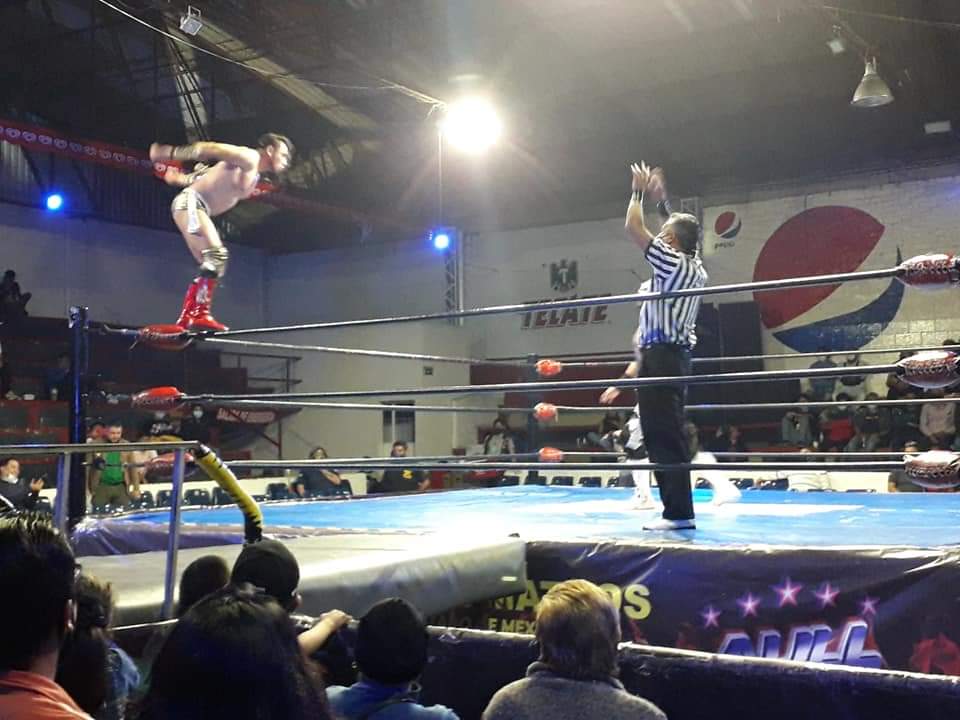 LaTijeraLucha's tweet photo. Triunfo polémico para el contingente #Legend con el talento de #LegendDragon, #PrincipeCondor y #MalaSangre logran vencer por la intervención de #MilitarDeLaMuerte a los representantes de #AAA #NiñoHamburguesa, @parka_negra y la sorpresa de la noches @argeniskaronte...
#latijera https://t.co/2Zfth6j87G