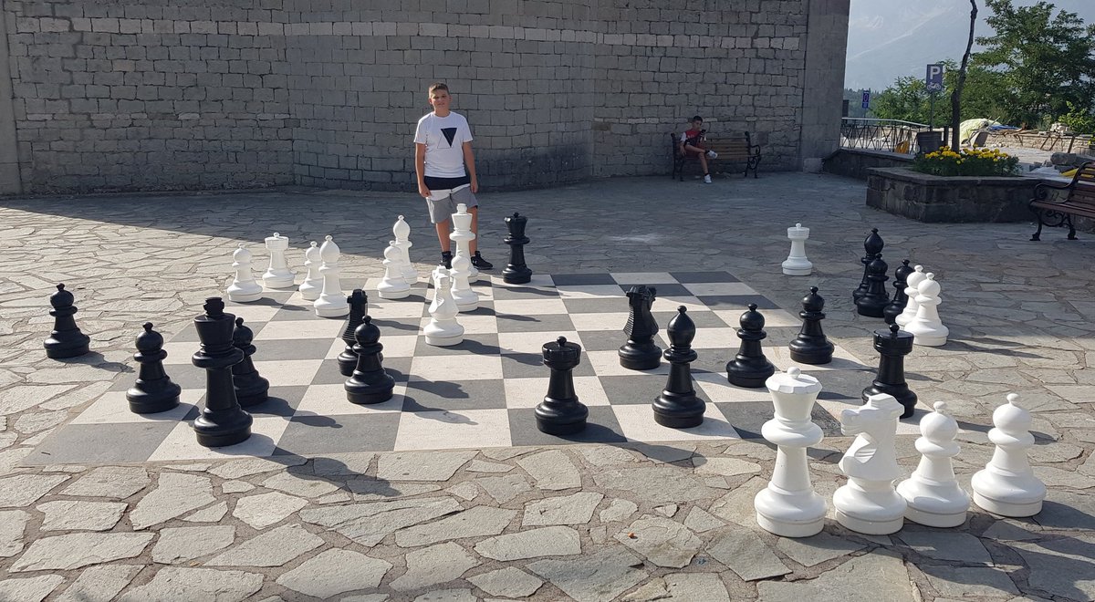 TroposChess's tweet image. Δημήτρης 
Νεαρός σκακιστής διαβάζει και παίζει σκάκι σε ανοιχτούς  χώρους #UrbanChess