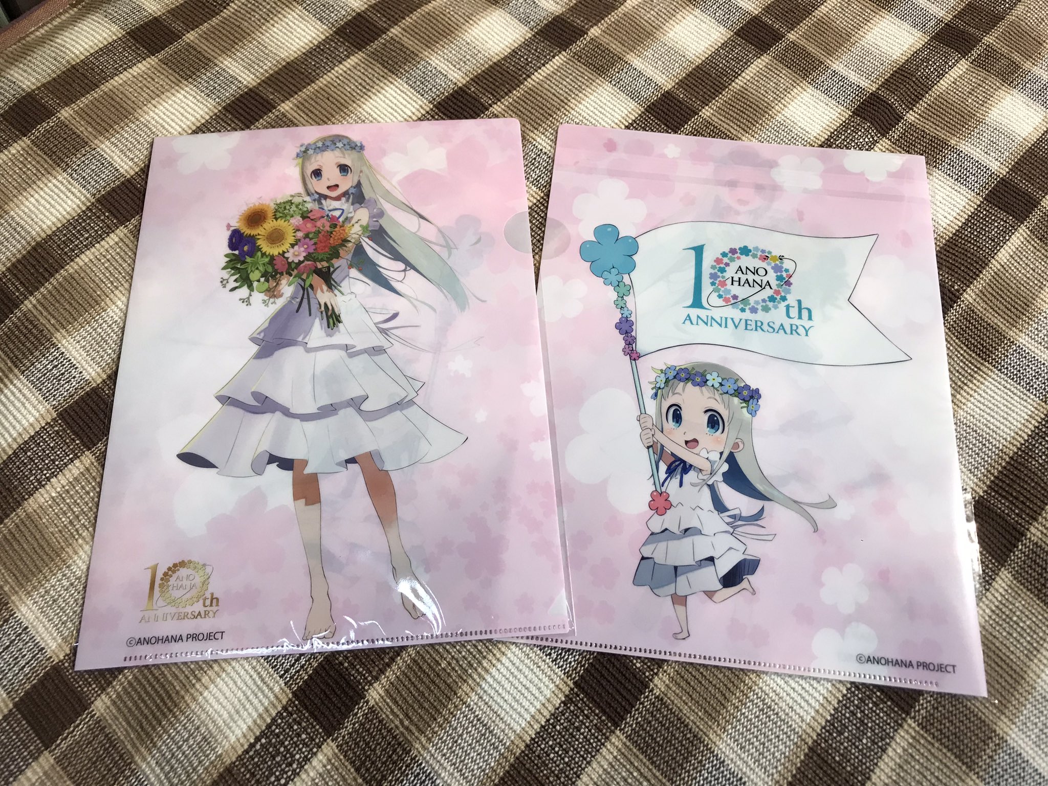 Twitter 上的 秩父市観光課 あの花 10周年コラボグッズ登場 秩父アニメツーリズム実行委員会オリジナルイラストのグッズ第1弾として めんま10thクリアファイル が予定を早目本日より発売します 販売店は秩父地場産センター 道の駅ちちぶとなります 両面