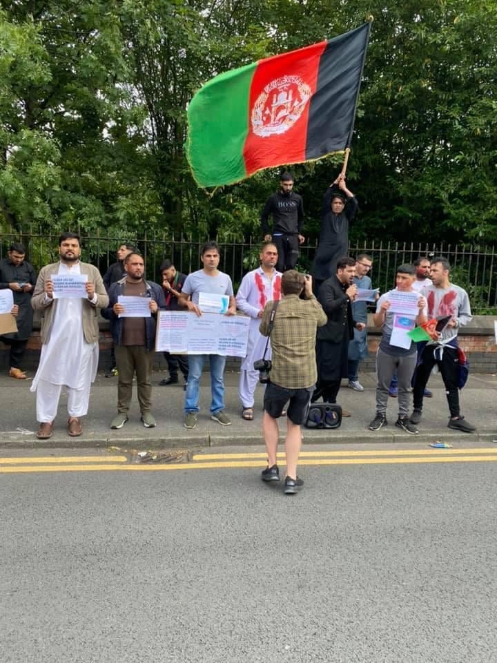 شماری از #افغان‌ های مقیم انگلستان در برابر قونسلگری پاکستان گردهم آمده و آن کشور را به مداخله در امور داخلی افغانستان متهم کردند.
#WeAreAfghanistan 
#WillForPeace