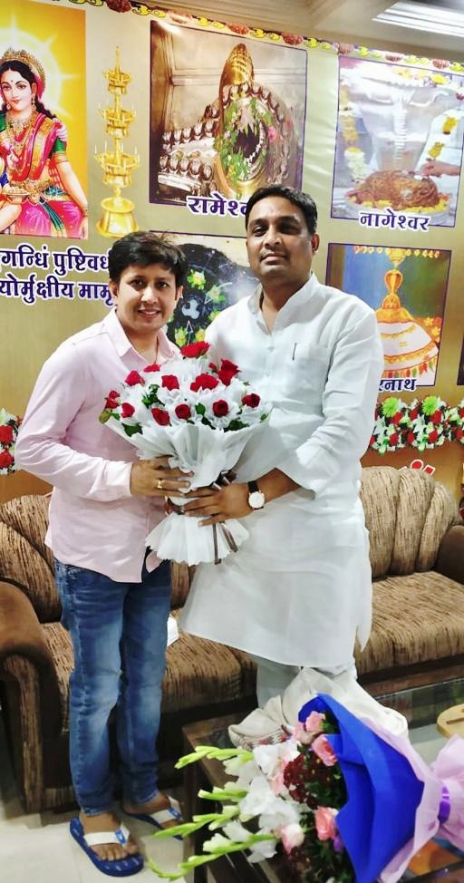 rahulsinghdmo's tweet photo. इंदौर प्रवास के दौरान भाजपा के राष्ट्रीय महासचिव आदरणीय श्री @KailashOnline जी के निवास पर पहुँचकर सौजन्य भेंट की एवं आशीर्वाद प्राप्त किया , साथ ही इंदौर-03 से विधायक श्री @AkashVOnline जी से भी मुलाकात हुई ।
@narendramodi @JPNadda @prahladspatel @ChouhanShivraj @vdsharmabjp https://t.co/qjLhvTGwuD