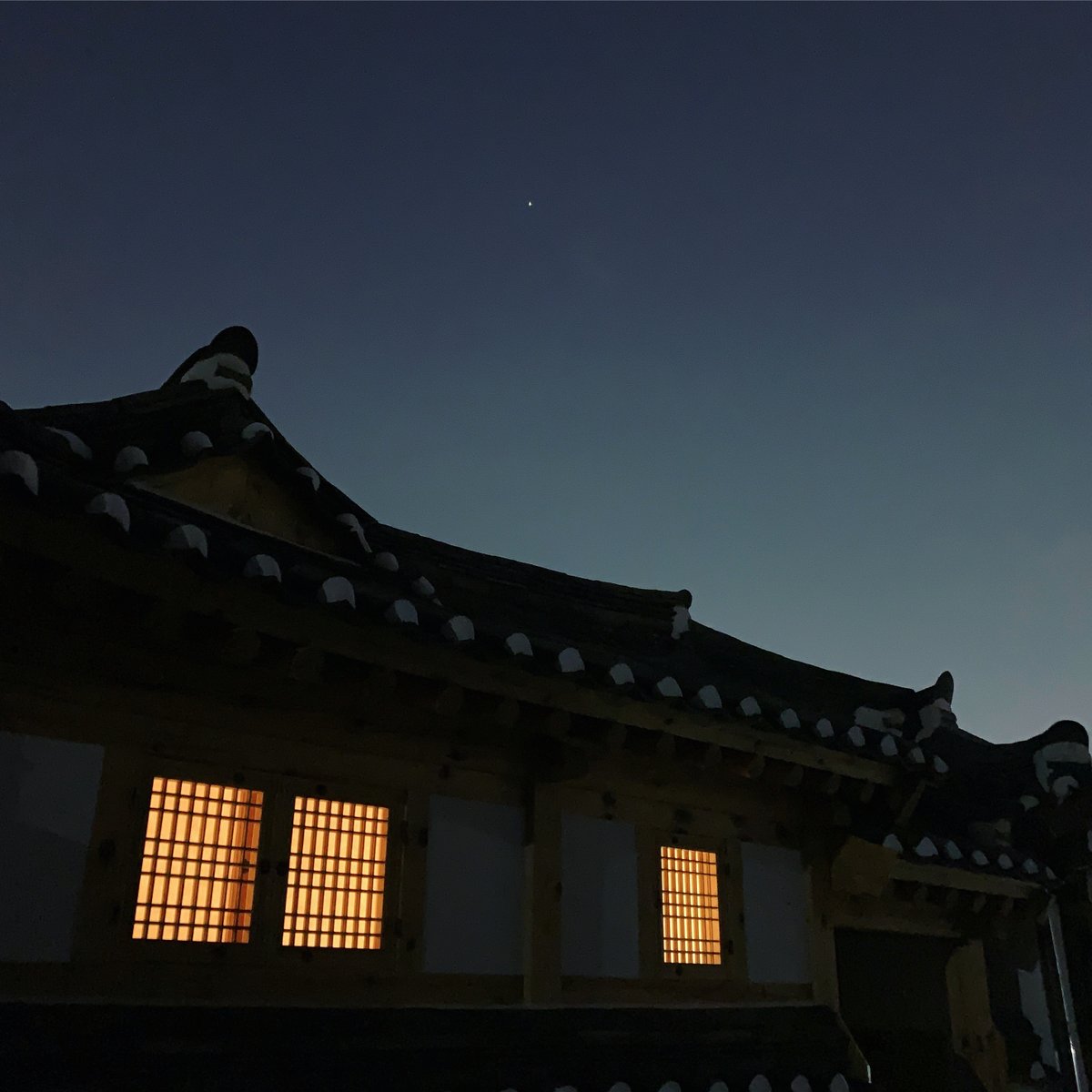 하늘 아래서 우주 속으로 굴러다니는 78억명. 바로 옆에 있는데도 서로 만나고 친해지고 이해하는 게 참 쉬운 일이 아니죠. 좋은 관계가 정말 귀합니다. 여러분 뜻깊은 인연들 많이 맺으시길 바라요. 해피 칠석.