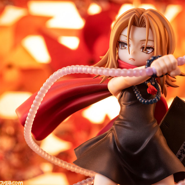 シャーマンキング』イタコのユルシ道具“1080”を構える“恐山アンナ”の