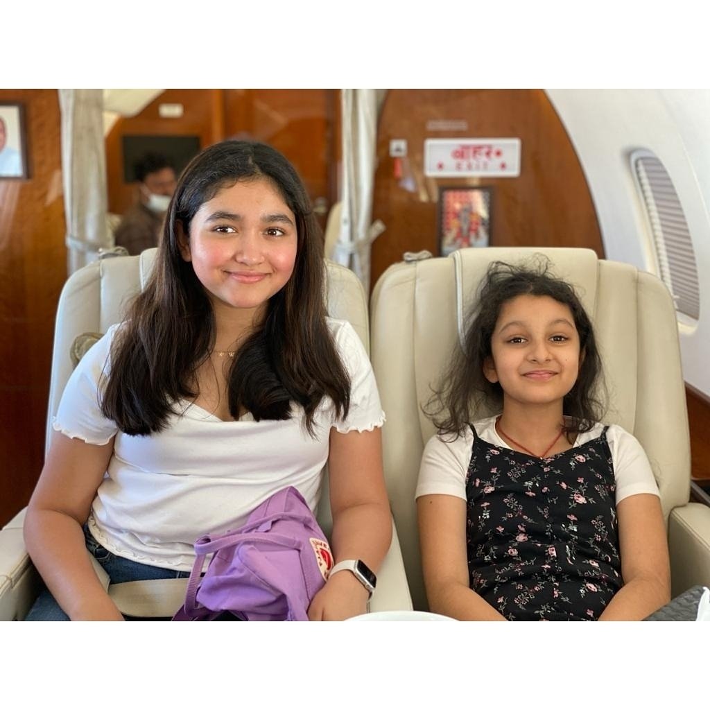 Karimnagar_GFC's tweet image. Super ⭐ @urstrulymahesh with her family Off to the land of sun, sea and surf! 🏖️ #GoaCalling #BonVoyage

 #gautamghattamaneni #sitaraghattamaneni 

#SarkaruVaariPaata  #SSMB28