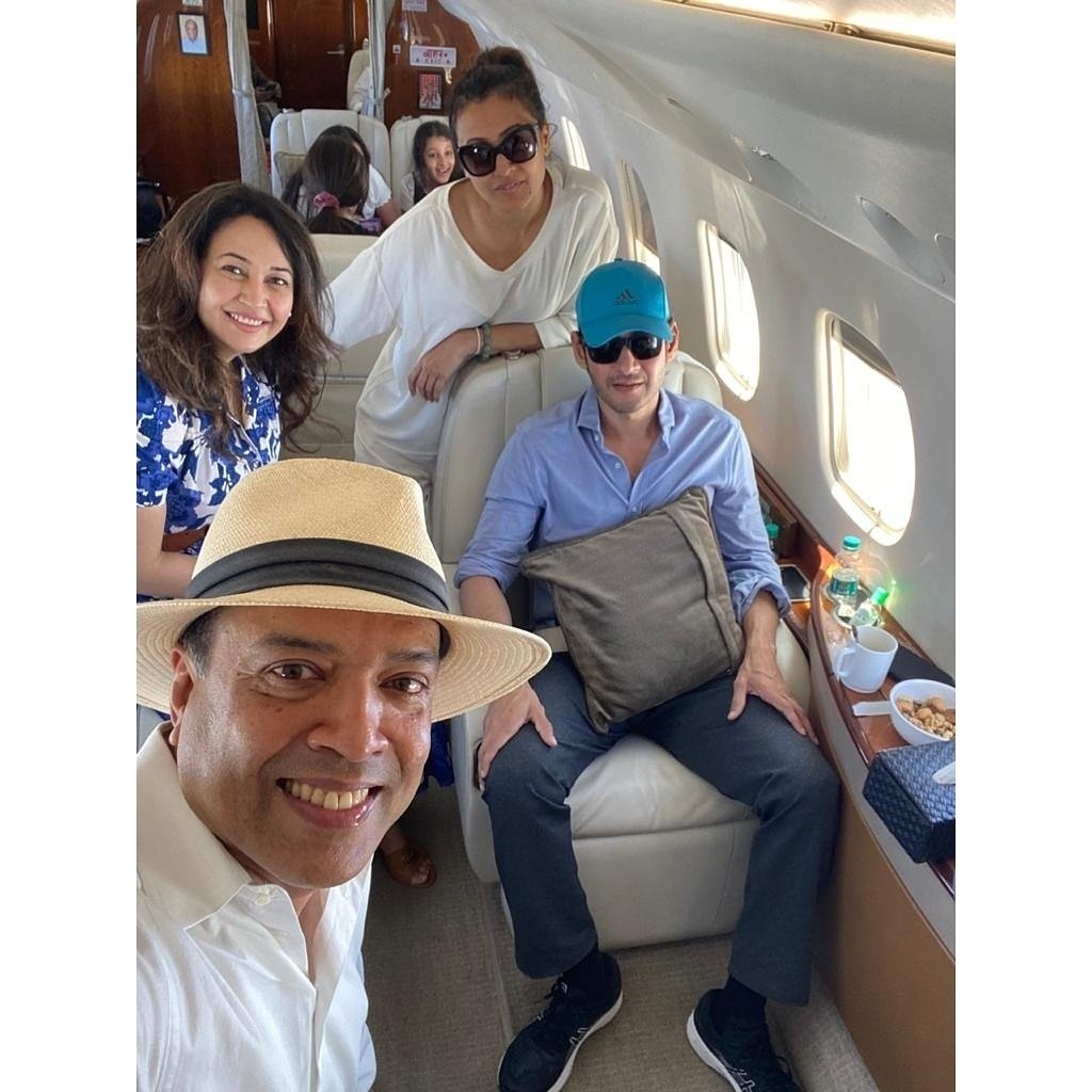 Karimnagar_GFC's tweet image. Super ⭐ @urstrulymahesh with her family Off to the land of sun, sea and surf! 🏖️ #GoaCalling #BonVoyage

 #gautamghattamaneni #sitaraghattamaneni 

#SarkaruVaariPaata  #SSMB28